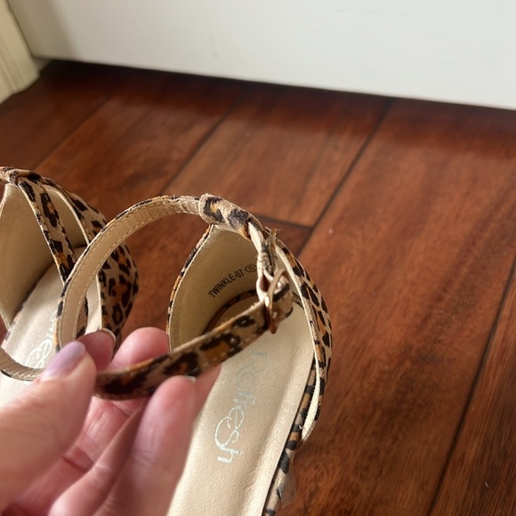 Refresh Size 7.5 Leopard Heels 3 inches - Picture 5 of 7
